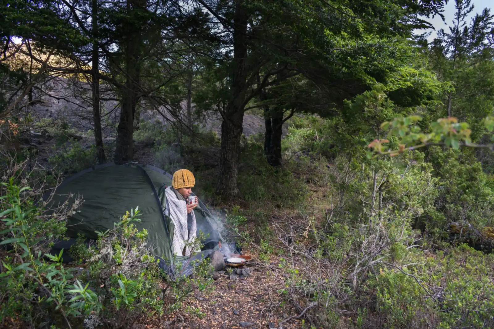 Un campement au réveil, café sur le réchaud