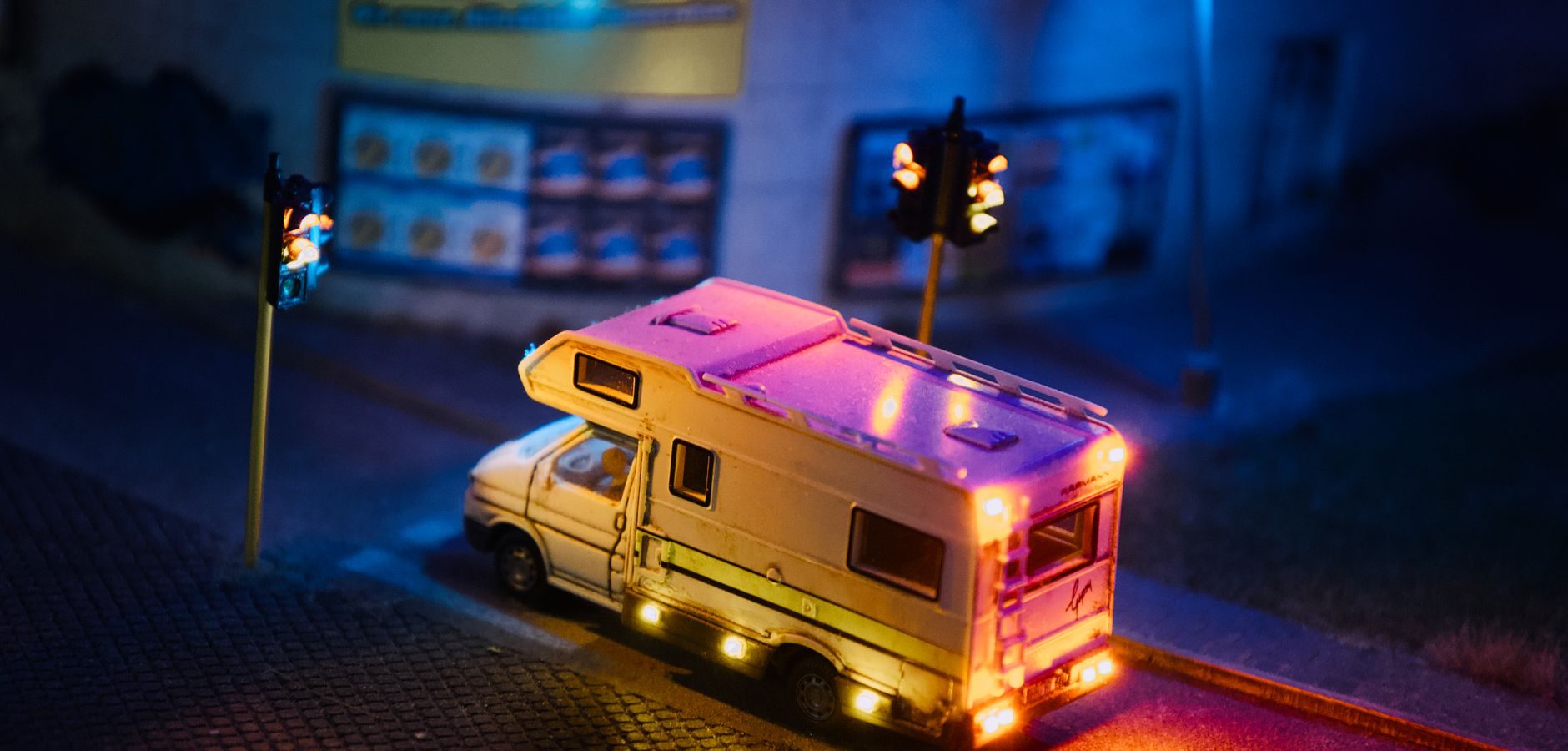 Un van stationné de nuit, en ville