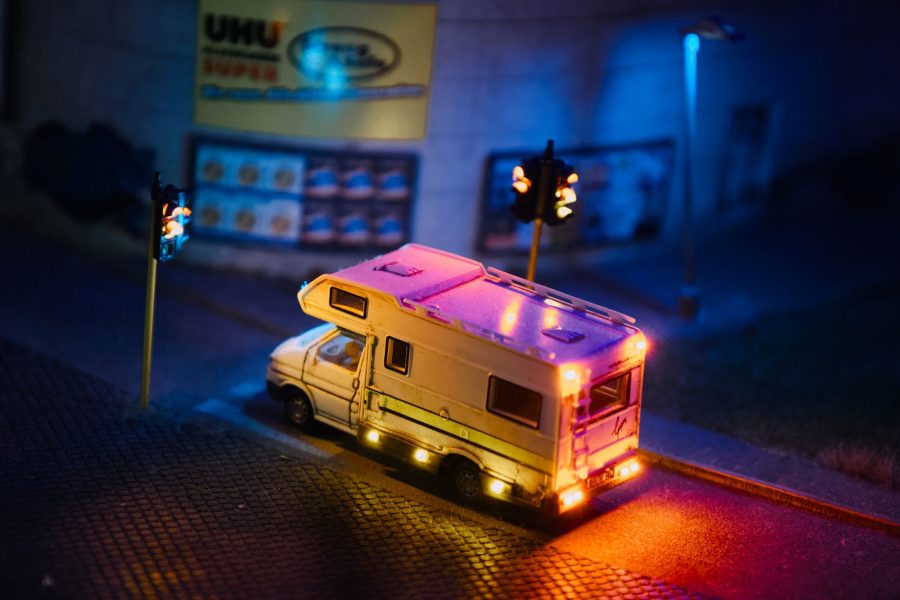 Un van stationné de nuit, en ville