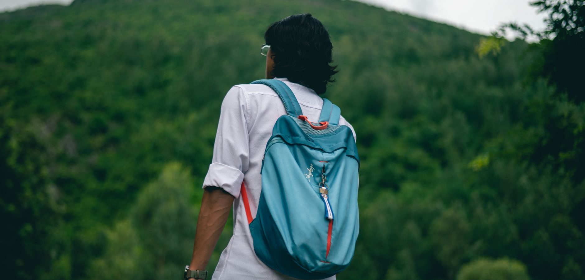 Un sac à dos sur le sentier