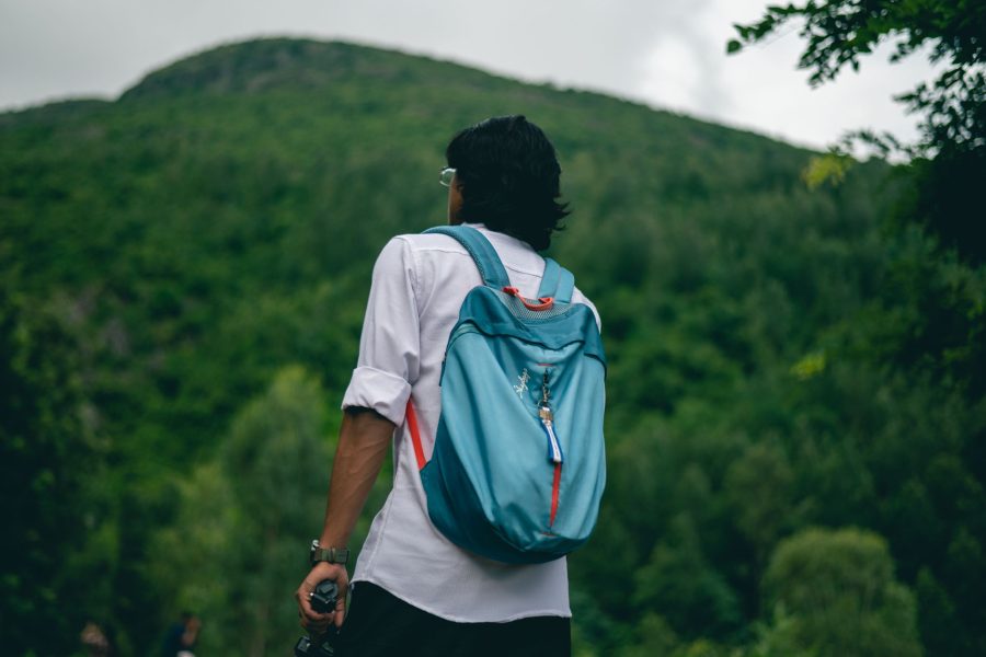 Un sac à dos sur le sentier