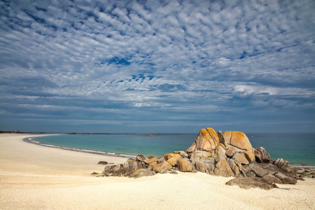Camping sauvage à Quiberon : pourquoi la Côte sauvage est un cas à part