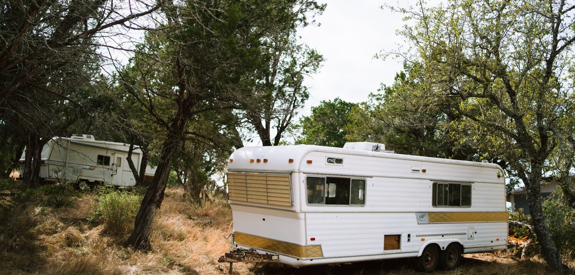 Une aire de stationnement pour camping-cars