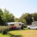 Pourquoi les campings ruraux à 30 € dominent le marché du luxe en 2026