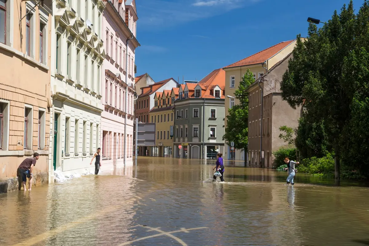 Rue d'une ville inondée par une crue, de l'eau jusqu'aux façades