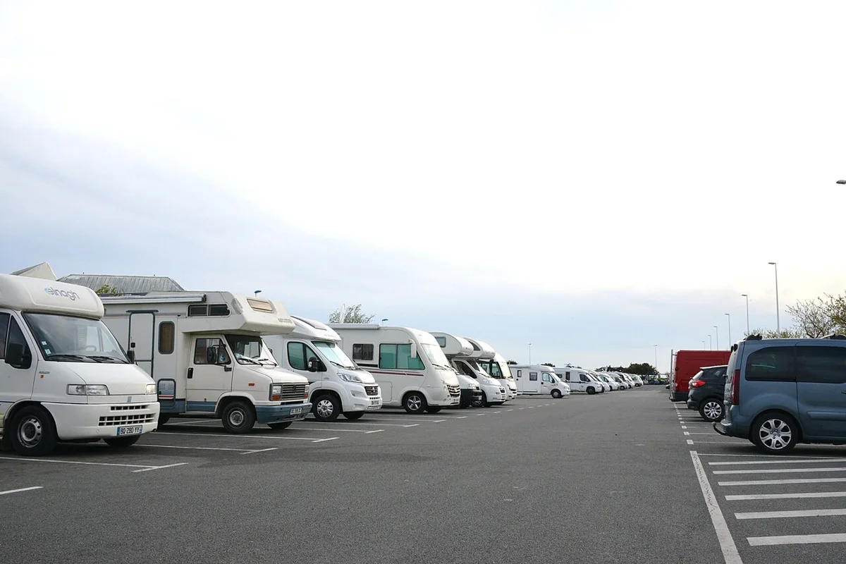 Camping-cars garés sur le parking d'une plage