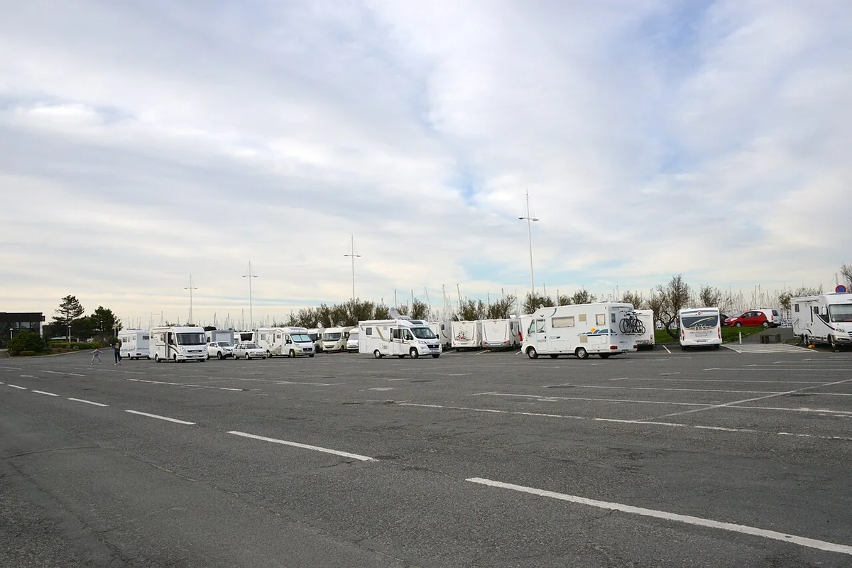 Rangées de camping-cars sur un parking en bord de mer