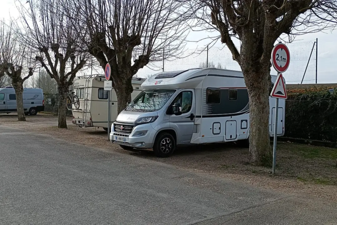 Camping-cars stationnés sur une aire de Meung-sur-Loire