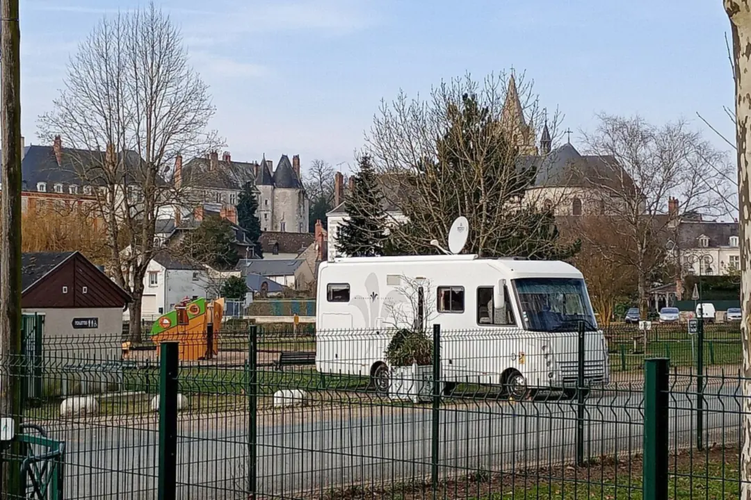 Camping-car stationné sur l'aire de Meung-sur-Loire
