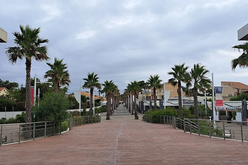 Promenade de Vias-Plage, avec ses ombrières et ses palmiers