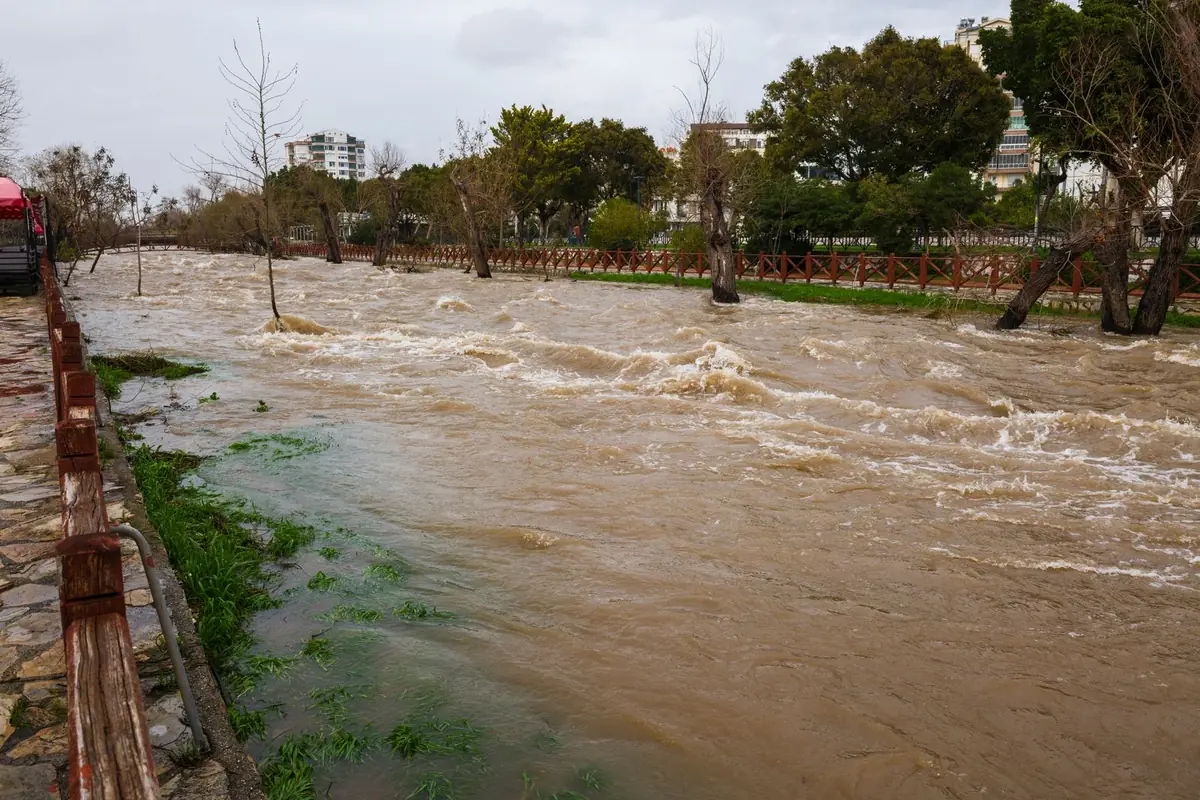 Rivière brune en crue qui déborde sur ses berges