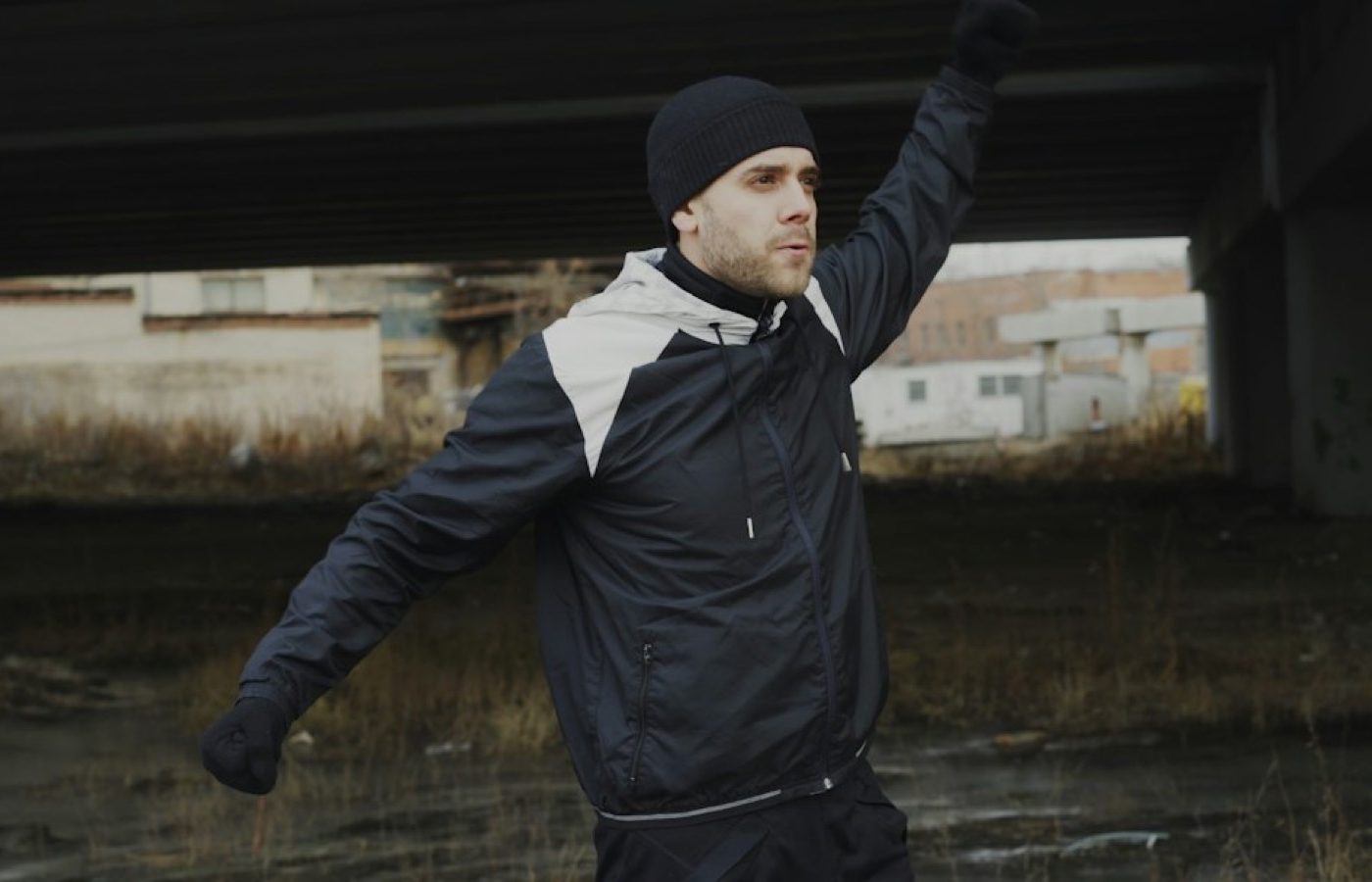 Survêtement, short de bain, veste de pluie : l&rsquo;homme fort habillé