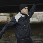 Survêtement, short de bain, veste de pluie : l&rsquo;homme fort habillé